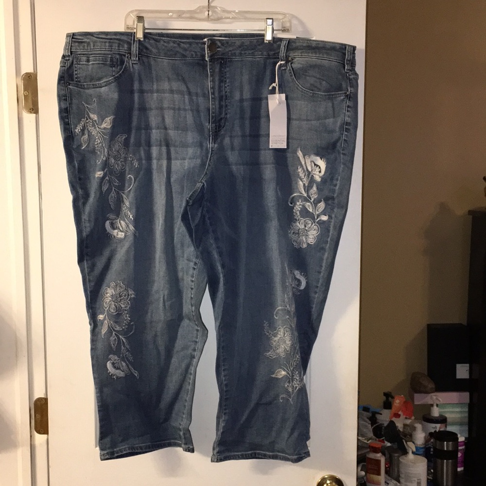 New with tags lane Bryant mid rise essential stretch girlfriend crop size 26